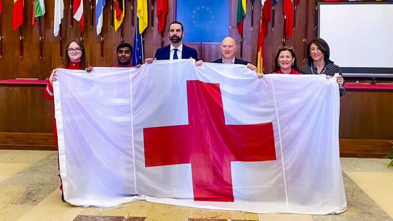 Bandiera Della Croce Rossa A Messina: Il Simbolo Di Solidarietà ...